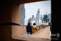 旅行中に家族の元を逃げ出し、香港で潜伏生活を送る、サウジアラビア出身のラワンさん（右）とリームさん（左）姉妹（2019年2月22日撮影）。(c)Anthony WALLACE / AFP