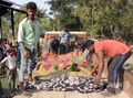 インド北東部アッサム州ゴラガート県で、密造酒を飲んで亡くなったとみられる人々の遺体（2019年2月22日撮影）。(c)AFP