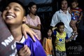 タイ・チェンライで、タムルアン洞窟から救出された少年らが入院する病院の付近に集まった人々（2018年7月10日撮影）。(c)AFP PHOTO / Lillian SUWANRUMPHA