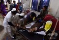 インド北東部アッサム州ゴラガート県の病院で治療を受ける、密造酒を飲んだとみられる患者（2019年2月23日撮影）。(c)AFP/Biju BORO
