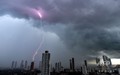 パナマの首都パナマ市の豪雨で発生した落雷（2019年9月4日撮影）。(c)Luis ACOSTA / AFP