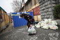 中国中部・湖北省武漢で、インターネットで注文した食料を居住区の外に集める住民（2020年3月3日撮影）。(c)AFP