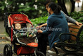 写真は上海（Shanghai）市内の公園で、乳母車に乗せた子どもに話しかける両親（2012年5月30日撮影、本文とは関係ありません）。(c)AFP/Peter PARKS