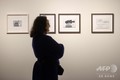 ポーランド・クラクフの日本美術技術博物館マンガ館で開催の作品展「日本のノート」で展示されている故アンジェイ・ワイダ監督のスケッチを見る女性（2019年11月20日撮影）。(c)BARTOSZ SIEDLIK / AFP