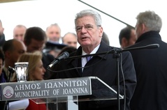 独大統領 ギリシャ国内のナチス虐殺現場を訪問 新たな賠償は否定 写真6枚 国際ニュース Afpbb News