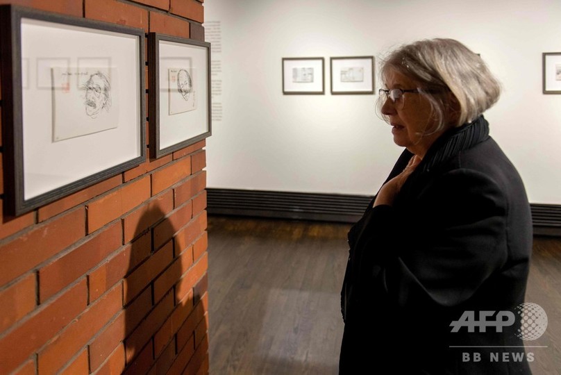 ポーランド・クラクフの日本美術技術博物館マンガ館で開催の作品展「日本のノート」で展示されている故アンジェイ・ワイダ監督のスケッチを見る女性（2019年11月20日撮影）。(c)BARTOSZ SIEDLIK / AFP