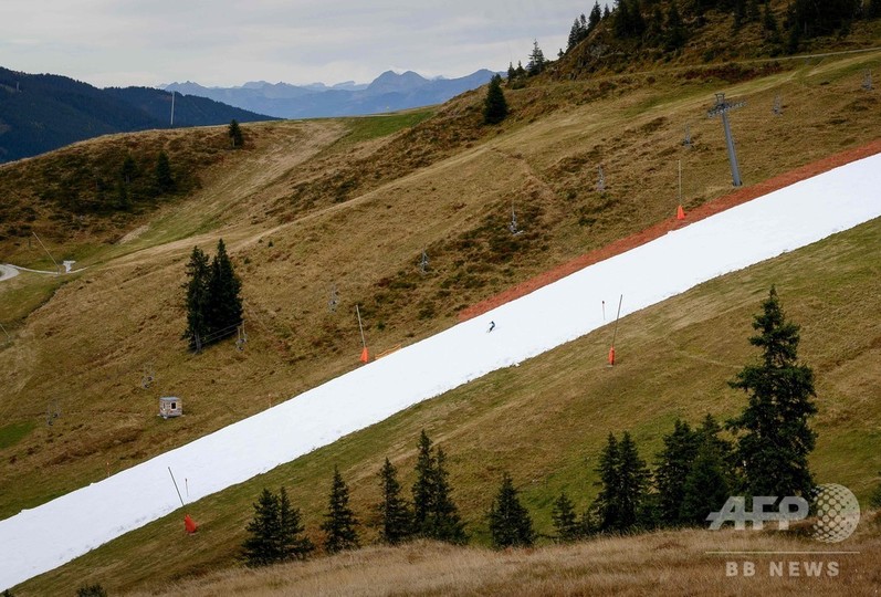 オーストリア・キッツビュールのスキー場で、昨年の雪を再利用したゲレンデを滑るスキーヤー（2019年10月20日撮影）。(c)JOE KLAMAR / AFP