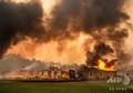 米カリフォルニア州で発生した山火事「キンケード」によって燃える建物（2019年10月24日撮影）。(c)Josh Edelson / AFP
