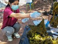 タイ・ナーン県のクンサターン国立公園で、死んだシカの胃から出てきたごみを見せる獣医師。 Office of Protected Area Region 13提供（2019年11月25日撮影、26日公開）。(c)AFP PHOTO / Office of Protected Area Region 13