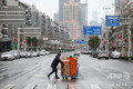 中国中部・湖北省武漢で、野菜などをカートに載せて運ぶ人々（2020年3月3日撮影）。(c)AFP