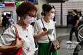 タイ・バンコクの列車の駅で、マスクを着けた乗客（2020年2月1日撮影）。(c)Romeo GACAD / AFP