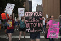 米アラバマ州で中絶禁止に抗議する人々（2019年5月19日撮影、資料写真）。(c)Seth HERALD / AFP