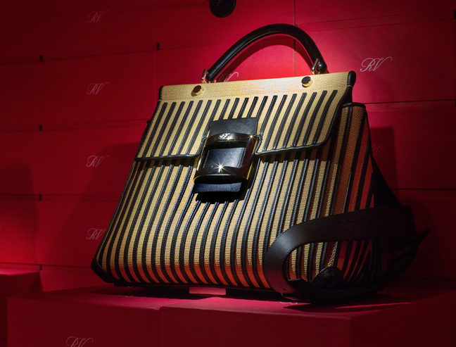 「ロジェ ヴィヴィエ」18年春夏、鮮やかなレッドが目を惹く新作ミュール 写真17枚 マリ・クレール スタイル marie claire style