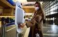米ロサンゼルス国際空港で、手を消毒する旅行客（2020年3月12日撮影）。(c)Frederic J. BROWN / AFP