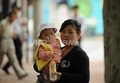 写真は上海（Shanghai）市内の公園で子どもを抱く母親（2012年5月30日撮影、本文とは関係ありません）。(c)AFP/Peter PARKS